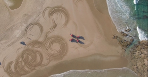Trattori sulla sabbia in riva al mare